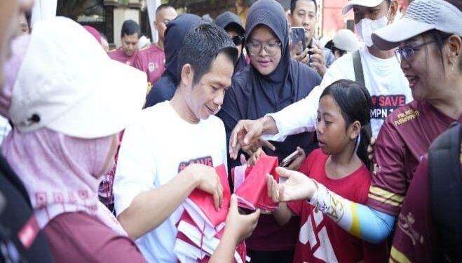 Bupati Purwakarta ( Om Zein ) Bagikan Bendera Merah Putih ke Warga
