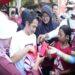 Bupati Purwakarta ( Om Zein ) Bagikan Bendera Merah Putih ke Warga