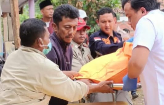 Seorang Pria Diketemukan Tewas Dengan luka gorok Di Leher