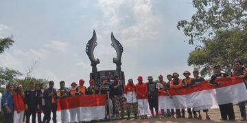 Ekspedisi Pengibaran Bendera Merah Putih Sepanjang 80 Meter Di Gunung Bohong Brigif 15 Kujang II Siliwangi