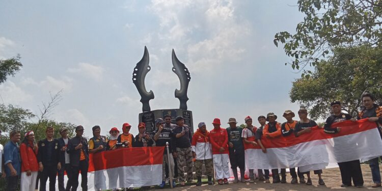Ekspedisi Pengibaran Bendera Merah Putih Sepanjang 80 Meter Di Gunung Bohong Brigif 15 Kujang II Siliwangi