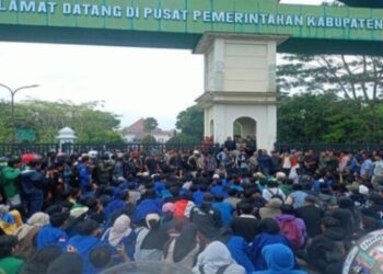 Ratusan Masa Gelar Aksi Damai Di Depan Pemkab Tasikmalaya , Pimpinan DPRD Bakal Kawal 8 Tuntutan