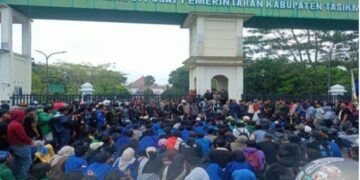 Ratusan Masa Gelar Aksi Damai Di Depan Pemkab Tasikmalaya , Pimpinan DPRD Bakal Kawal 8 Tuntutan