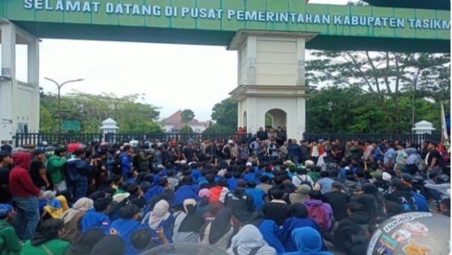 Ratusan Masa Gelar Aksi Damai Di Depan Pemkab Tasikmalaya , Pimpinan DPRD Bakal Kawal 8 Tuntutan