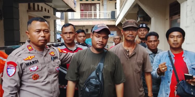 Ketua RW 02 Dan Lurah Marga Mulya Grebek Toko Obat Terlarang Di Jalan H. Tobroni