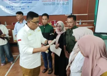 Warga Jatisari  Mendapatkan Sertifikat Tanah Dari Kepala ATR/BPN Kab Bandung Dan Wakil Ketua Komisi II DPR RI