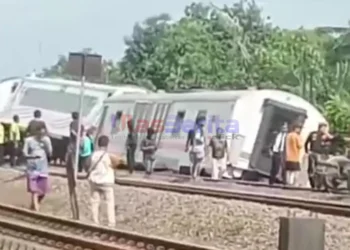 KA Purwojaya Anjlok Di Bekasi ,Tiba-tiba Hentakan Keras, Gerbong No.8 Miring !