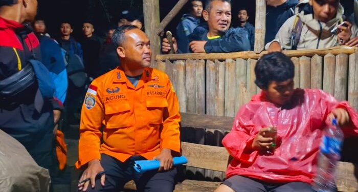 Tim SAR Bandung Berhasil Menyelamatkan Seorang Pendaki Gunung Burangrang