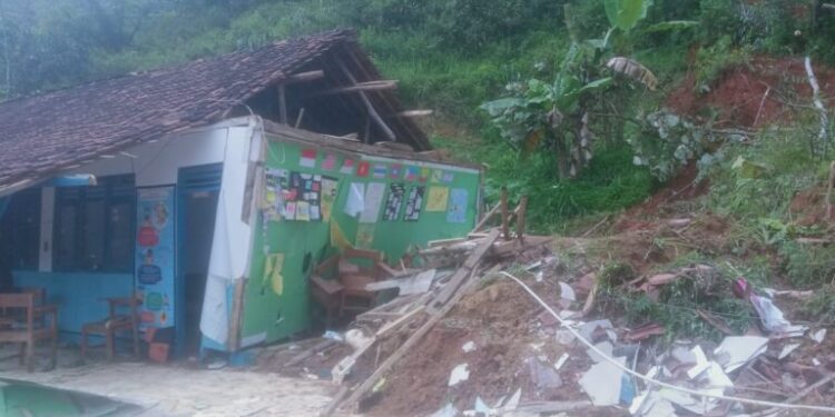 Pondok Pesantren At-Attohiriyah Ambruk Akibat Tertimpa Longsoran Tanah , Satu Orang Tewas