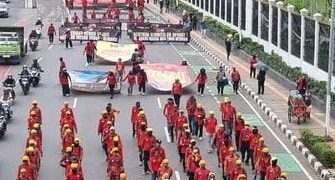 Massa Buruh Demo di Depan Gedung DPR RI “Suarakan Kenaikan Upah”
