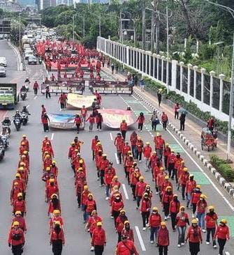 Massa Buruh Demo di Depan Gedung DPR RI “Suarakan Kenaikan Upah”