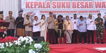 Penobatan Kepala Suku Besar Wate, Ramai Menggema di Taman Gizi Oyehe Nabire