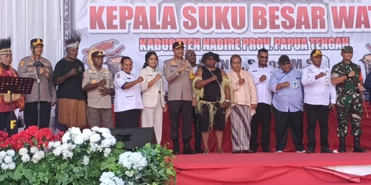 Penobatan Kepala Suku Besar Wate, Ramai Menggema di Taman Gizi Oyehe Nabire