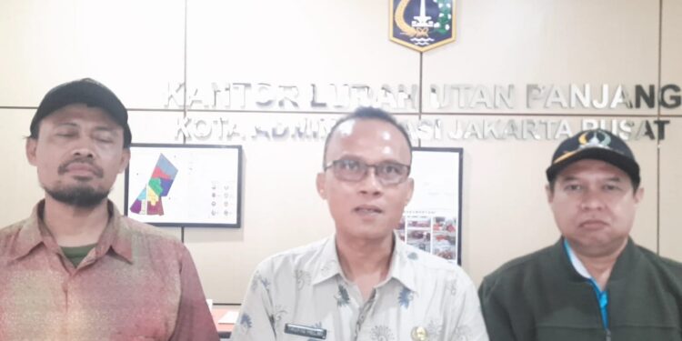 “Pendistribusian BLTS hari ke 2 Kesra Kelurahan Utan Panjang Di Padati Oleh Penerima Bantuan”
