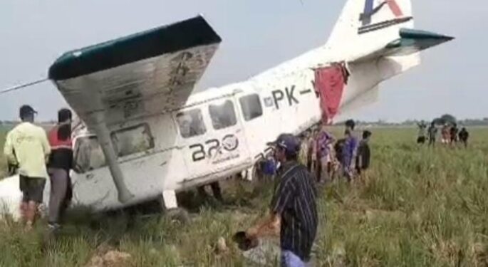 Warga Geger , Pesawat Capung Jatuh di Area Persawahan Tirtamulya Karawang