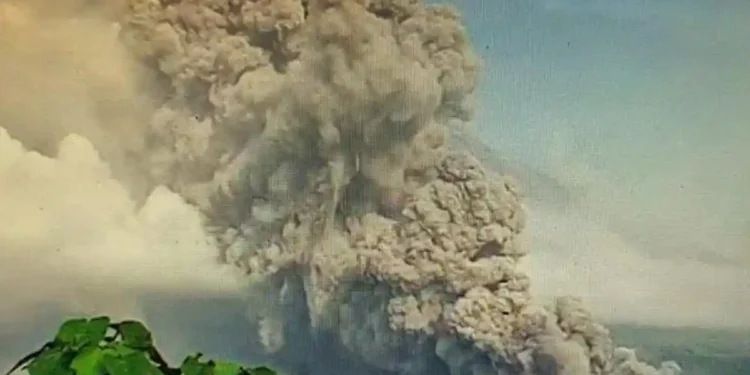 Gunung Semeru Erupsi ,Polres Lumajang Tutup Total Akses Jalan Lumajang-Malang