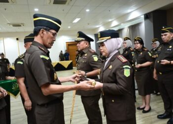 Kajati Jabar Lantik Kajari Kota Bandung dan Kajari Kota Sukabumi, Tekankan Integritas dan Tanggung Jawab Insan Adhyaksa