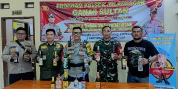 Polsek kecamatan Jalan Cagak Subang Amankan Miras Dengan Berbagai Merk Saat Lakukan Operasi Gabungan Di Wilayah Hukumnya