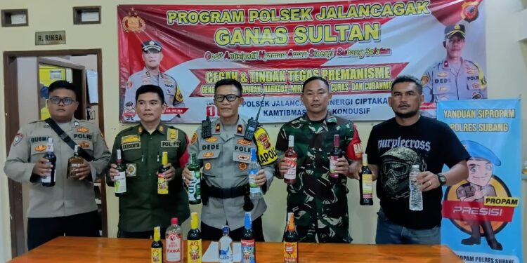Polsek kecamatan Jalan Cagak Subang Amankan Miras Dengan Berbagai Merk Saat Lakukan Operasi Gabungan Di Wilayah Hukumnya