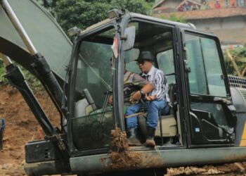 Kang DS Bupati Bandung Turun Langsung Cari Korban Longsor Arjasari