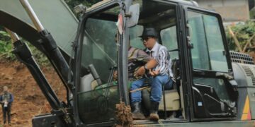 Kang DS Bupati Bandung Turun Langsung Cari Korban Longsor Arjasari