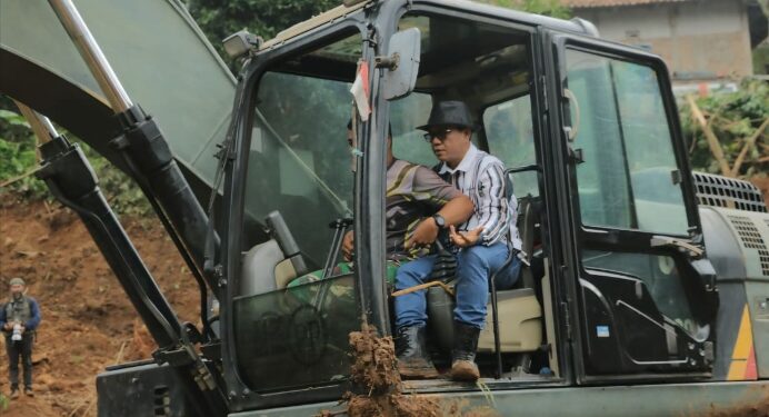 Kang DS Bupati Bandung Turun Langsung Cari Korban Longsor Arjasari