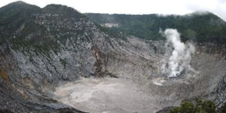 Gunung Tangkuban Parahu Terjadi Aktifitas Gempa Melonjak 3 Kali Lipat, Wisatawan Diminta Waspada