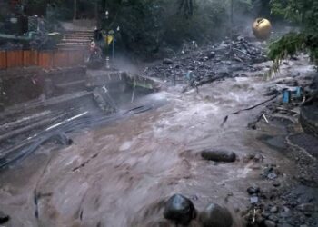 Banjir Bandang Terjang Pancuran 13 Guci Tegal hingga Kolam Pemandian Hanyut.