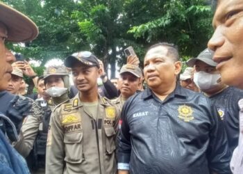 Oknum Petugas Satpol PP Kota Surabaya Melakukan Tindakan Menghalangi Tugas Awak Media Jurnalis