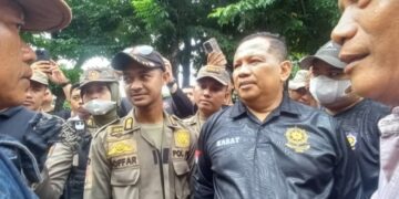 Oknum Petugas Satpol PP Kota Surabaya Melakukan Tindakan Menghalangi Tugas Awak Media Jurnalis