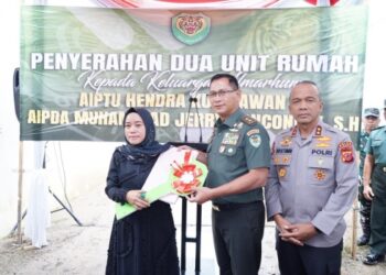 Pangdam III/Siliwangi Didampingi Kapolda Jabar Menyerahkan Santunan Rumah dan Motor kepada Ahli Waris Korban Kecelakaan Parongpong
