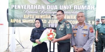 Pangdam III/Siliwangi Didampingi Kapolda Jabar Menyerahkan Santunan Rumah dan Motor kepada Ahli Waris Korban Kecelakaan Parongpong