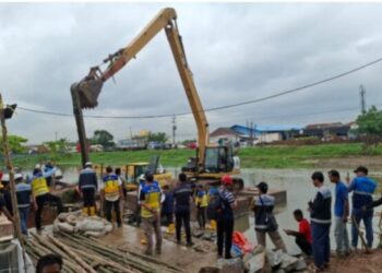 Polres Karawang Kawal Progres Perbaikan Tanggul Longsor di Telukjambe Barat