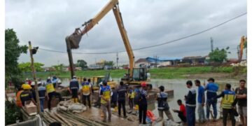 Polres Karawang Kawal Progres Perbaikan Tanggul Longsor di Telukjambe Barat