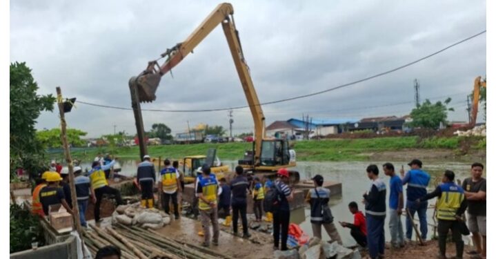 Polres Karawang Kawal Progres Perbaikan Tanggul Longsor di Telukjambe Barat