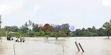Banjir Di Karawang Putus Akses Jalan , Warga Terpaksa Bayar Rp.30 Ribu Untuk Menyeberang 300 Meter