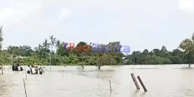 Banjir Di Karawang Putus Akses Jalan , Warga Terpaksa Bayar Rp.30 Ribu Untuk Menyeberang 300 Meter