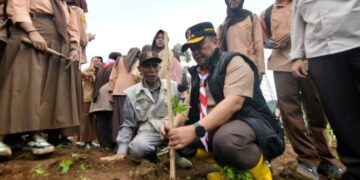 Dihadiri Sekda Jabar Penanaman Lahan 100 Hektar di Hulu Sungai Citarum Mulai Ditanami Ribuan Pohon