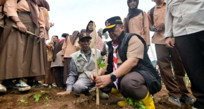 Dihadiri Sekda Jabar Penanaman Lahan 100 Hektar di Hulu Sungai Citarum Mulai Ditanami Ribuan Pohon