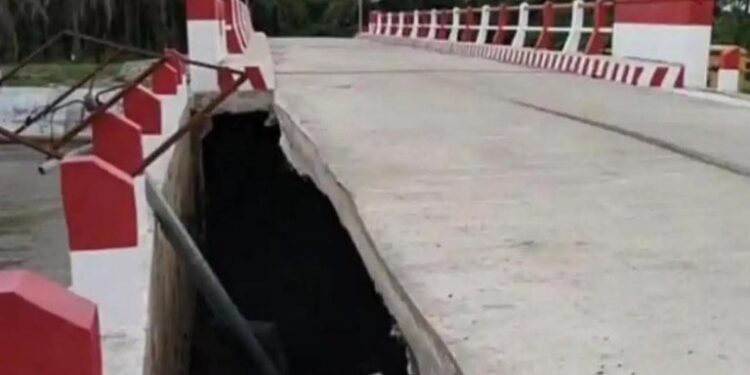 Jembatan Rp16 Miliar di Seluma Ambruk Diterjang Banjir , Baru Dua Bulan Diresmikan !