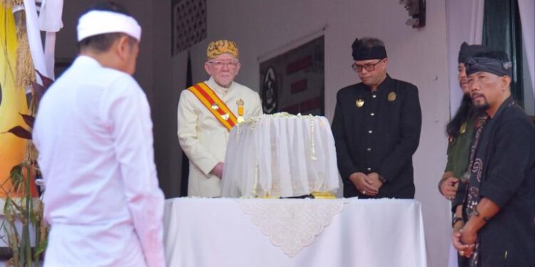 KDM Turut Antar Mahkota Binokasih Kembali ke Keraton Sumedang Larang