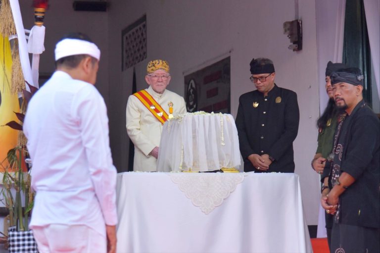 KDM Turut Antar Mahkota Binokasih Kembali ke Keraton Sumedang Larang