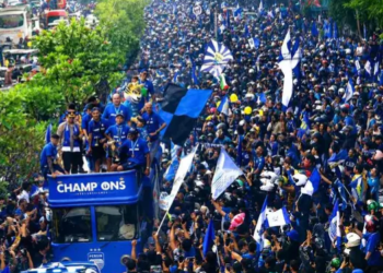 Kota Bandung Jadi Lautan Biru Di Kepung Ribuan BOBOTOH ! Sambut Konvoi Persib Juara