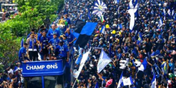 Kota Bandung Jadi Lautan Biru Di Kepung Ribuan BOBOTOH ! Sambut Konvoi Persib Juara