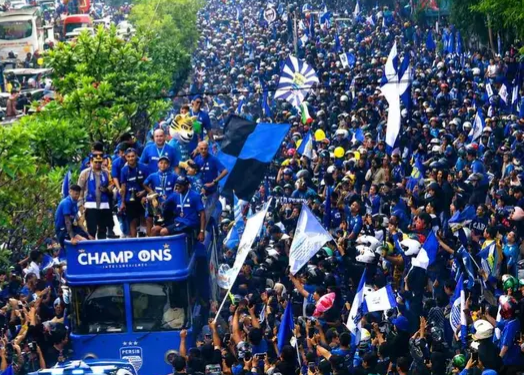 Kota Bandung Jadi Lautan Biru Di Kepung Ribuan BOBOTOH ! Sambut Konvoi Persib Juara
