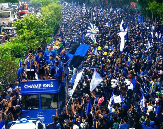 Kota Bandung Jadi Lautan Biru Di Kepung Ribuan BOBOTOH ! Sambut Konvoi Persib Juara