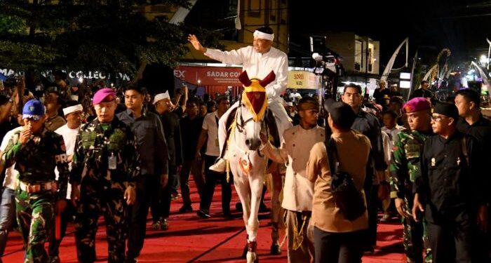 KDM Ikuti Kirab Budaya Napak Tilas Padjadjaran Sampai Kampung Naga Tasikmalaya