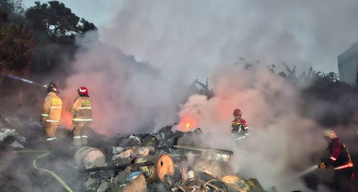 Gudang Rongsok Dilalap Si Jago Merah Ludes Terbakar !