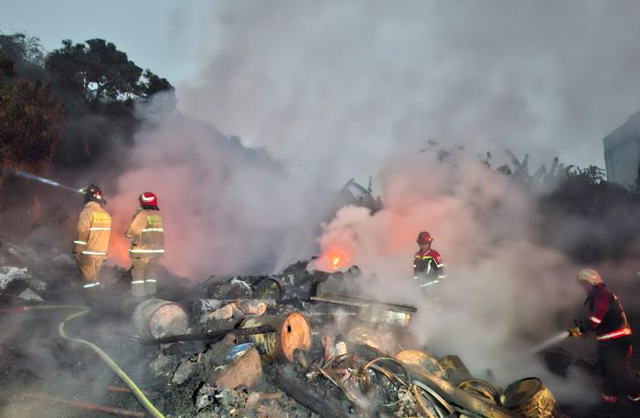 Gudang Rongsok Dilalap Si Jago Merah Ludes Terbakar !
