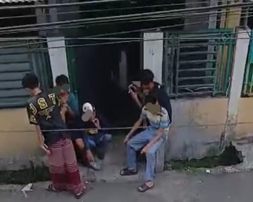 Wilayah Utan Panjang Kemayoran Krisis Keamanan, Siang-siang Bolong Beberapa Remaja Bawa Samurai